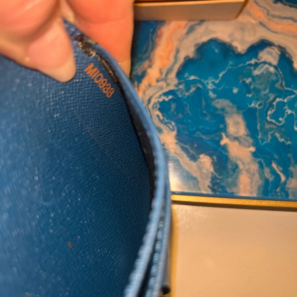 💎 Louis Vuitton epi Blue kiss lock authentic compact wallet. Callouts as shown! - Picture 5 of 9